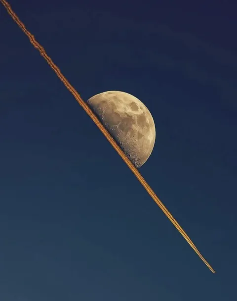 PsBattle: Jet path and moon