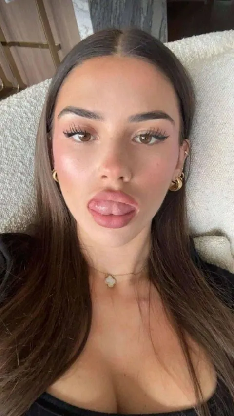 Let mommy know your favourite then I’ll send you a wallpaper and lockscreen but I will be wanting proof