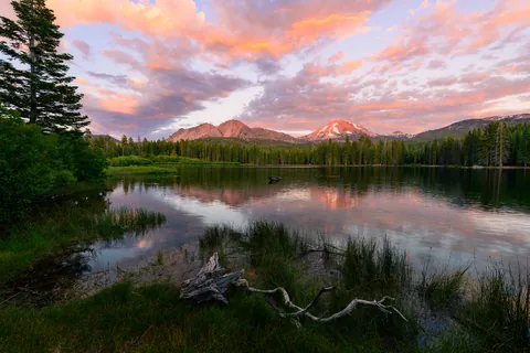 Sunset show at Lake Manzanita, Lassen Volcanic National Park, California [4096x2730][OC]