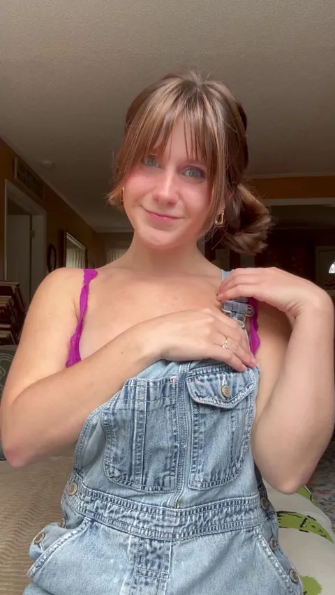 Wanted to show you guys what was hiding under these overalls 😝
