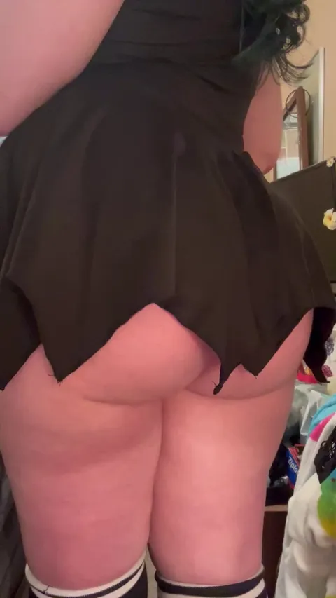 The way the plug hides between my cheeks 🤭