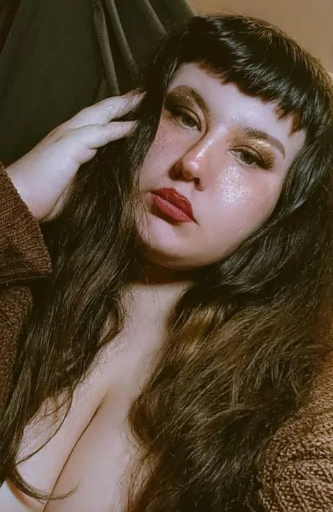 24F , DO YOUR WORST !! Hehe ☺️🤷🏻‍♀️•short hair is newer pics of me • (longer hair was in 2024 .) 