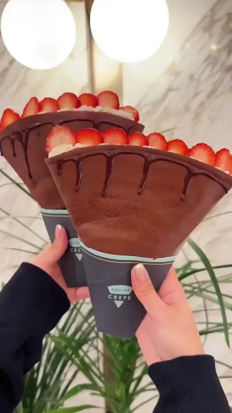 This worker has amazing chocolate crepe making skills