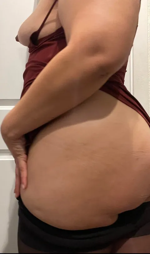 Got too drunk at a Christmas party and had to come home immediately to show off for yall 🖤🎄