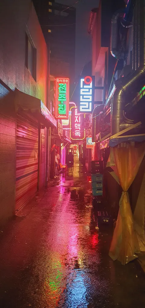 ITAP of an alley in Seoul in the rain.