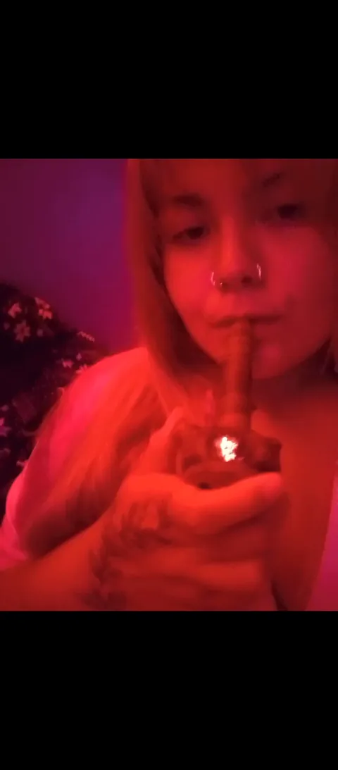 Come smoke with meee 😊😘 [f]