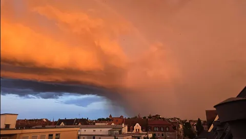 🔥 A rainbow and lightning captured at the same time