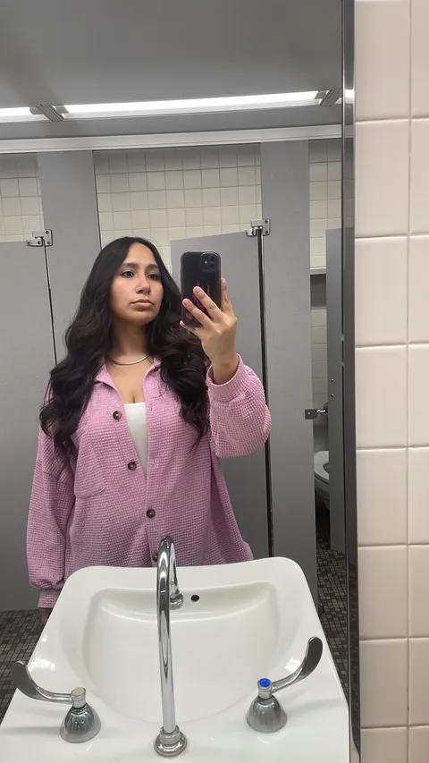 25 F, no friends, no social media but I think I’m kinda cute. Humble me