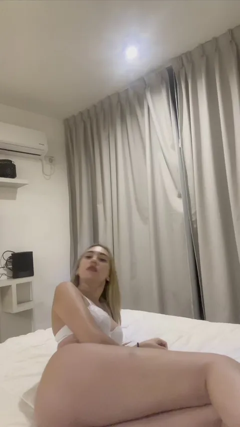 Devour this thick thigh and ass