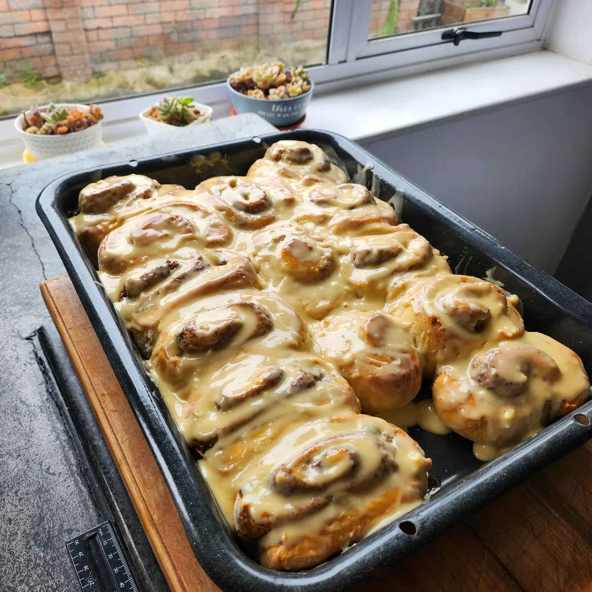 [homemade] Cinnamon rolls with vanilla cream cheese icing
