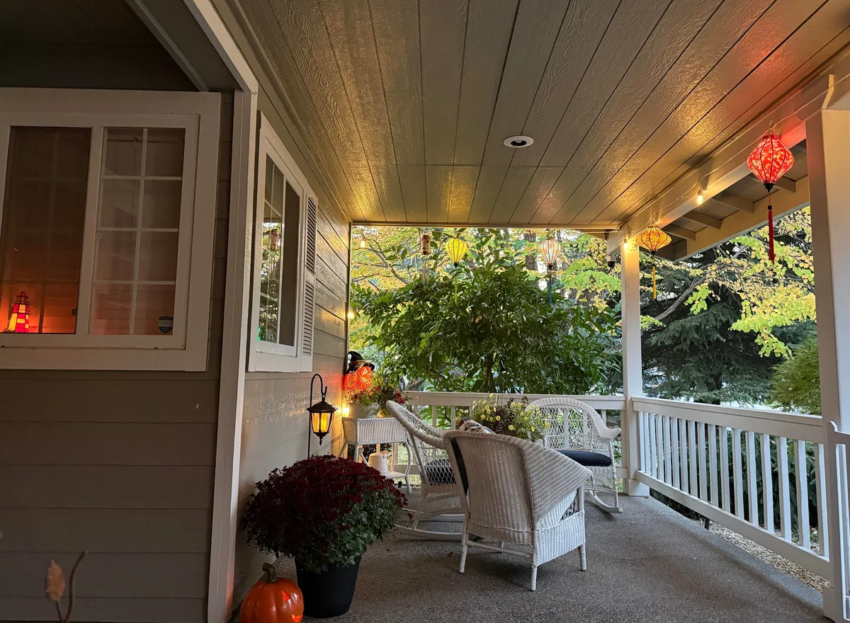first autumn on my porch 🎃