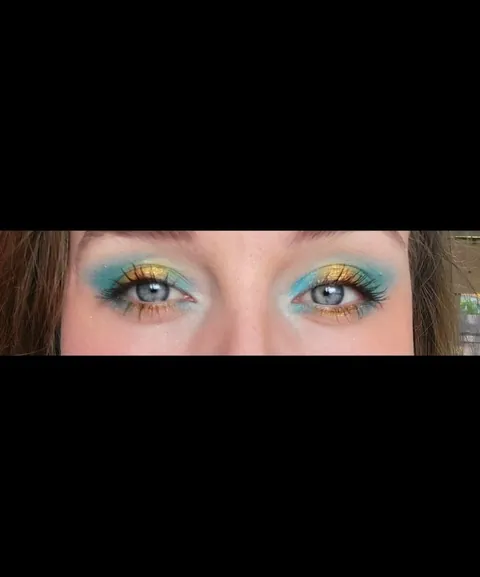My friend gifted me these two BEAUTIFUL pallettes when she heard I wanted to get into makeup and I'm having so much fun!!