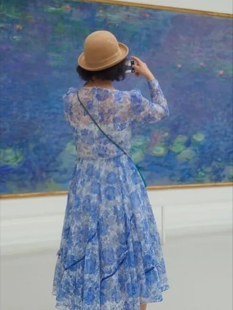 Photographer captures museum visitors who match the artwork on display.