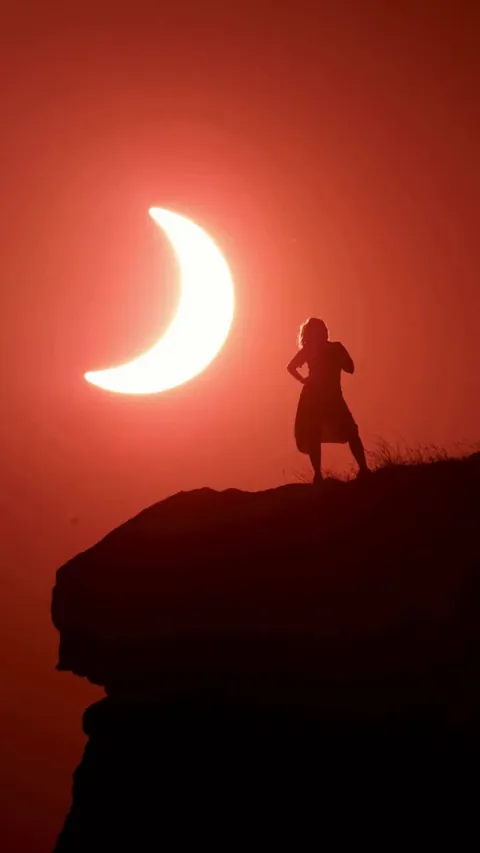 The eclipsed Sun, my girlfriend, and a 840mm lens
