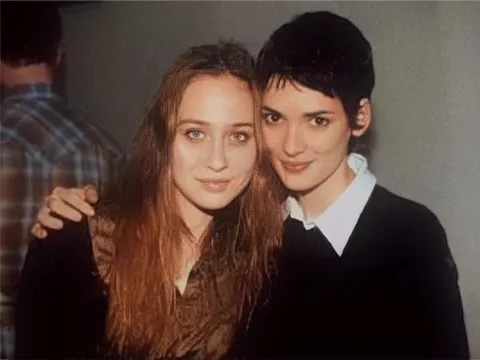 Fiona Apple and Winona Ryder, photo by Lester Cohen (1990s)