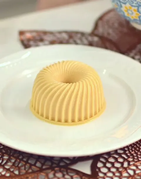 How the syrup flows down the flan