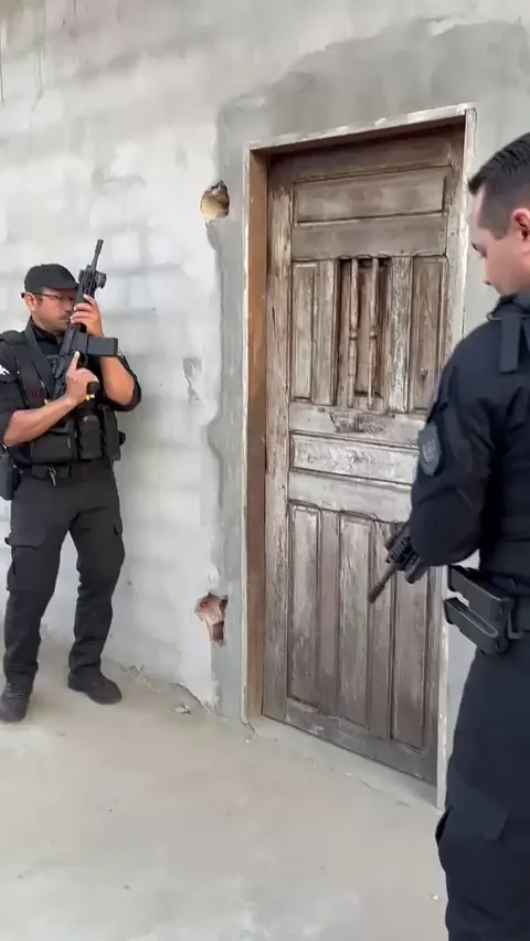 On an arrest warrant, brazillian police officer trows himself on the ground to dodge incoming shots