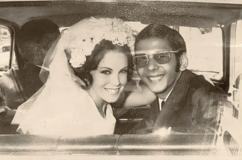 My grandparents leaving their wedding in a car in the 60s 🇧🇷