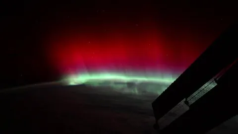 🔥 Astronaut Don Pettit captures red Aurora from the International Space Station