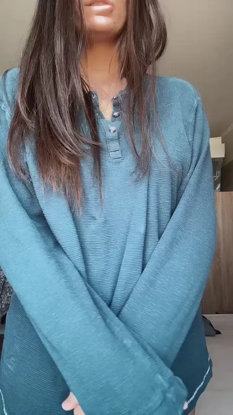 Average Italian girl with natural boobs (drop)