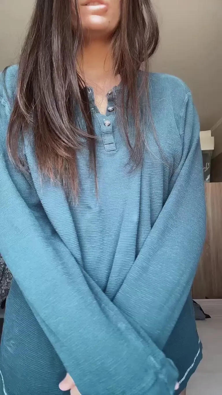 Average Italian girl with natural boobs (drop)