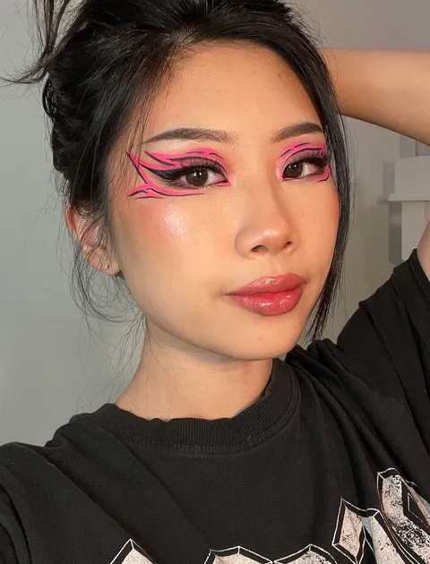 Graphic liner look