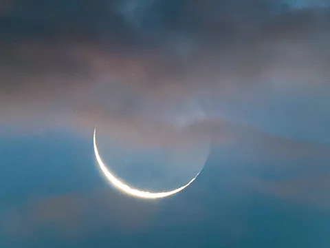 4% moon with earth shine