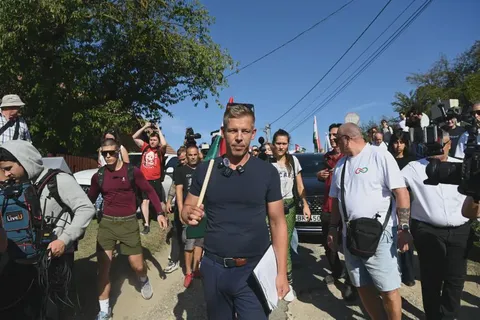 Péter Magyar, Orbán's challenger decided to show up today in the village of Kötcse, where Orbán traditionally holds a "season" starting meeting. Magyar is followed by hundreds/thousands of individuals, while Orbán barricaded himself away in a local manor, surrounded by an army of policemen.