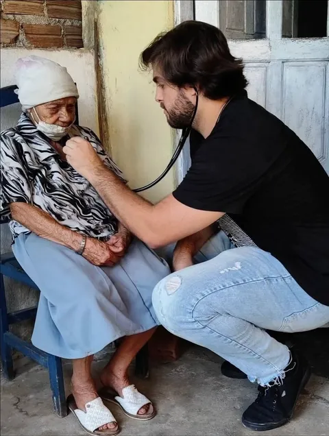 Douglas Ciríaco is a doctor from Ouro Branco in Alagoas, Brazil, known for treating patients without asking for payment. Many of those he helps come from remote areas with little access to medical care. Instead of money, they thank him with simple gifts like fruit, vegetables, eggs, or baked goods.