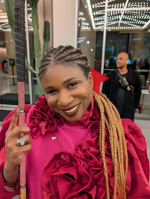 My SO is blind and I do her makeup, it's Grammy Week again! Magenta for Magenta sake for the BMC Black Carpet 💃🏾