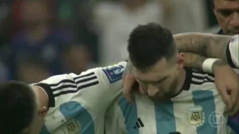 Messi reaction to Montiel’s penalty.