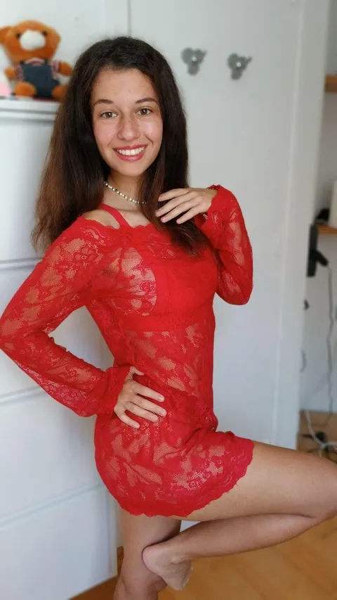 Do I look good in this dress? 🙈