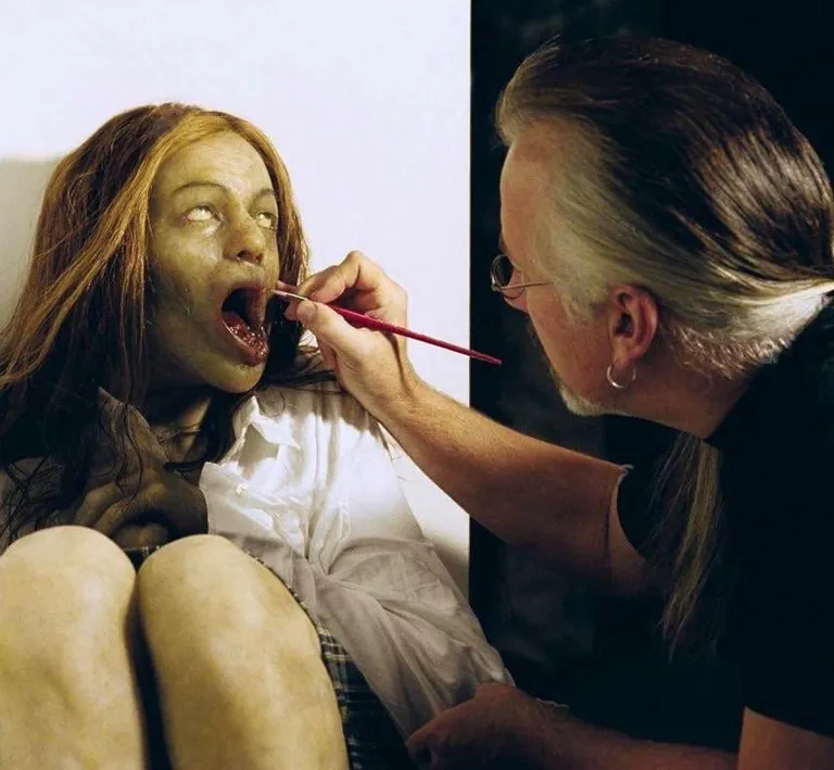 Director Gore Verbinski wanted the reveal of Katie’s body in ‘The Ring’ (2002) to feel like a single flash of pure terror. Allegedly, he even studied old crime photos to get the expression just right.
