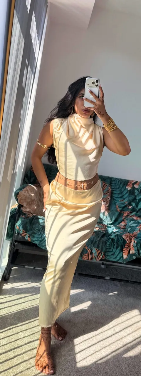 Just a sun-kissed Asian girl giving you something to look at😉