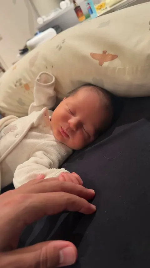 My 4 days old baby sleeping for the first time at home