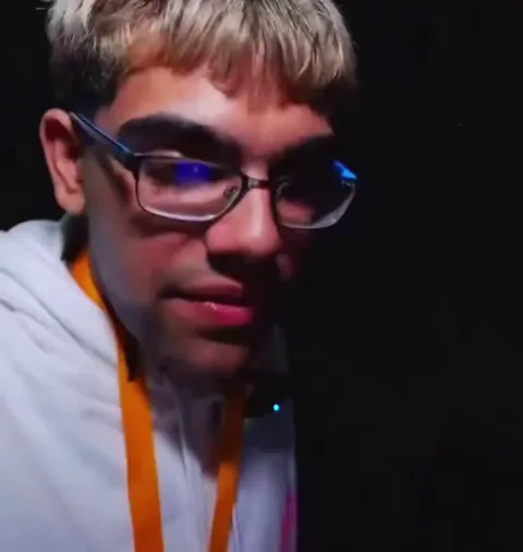 Twitch’s security is so bad that they let Neon pretend to be Deshae Frost (a Black creator BTW) and steal his booth