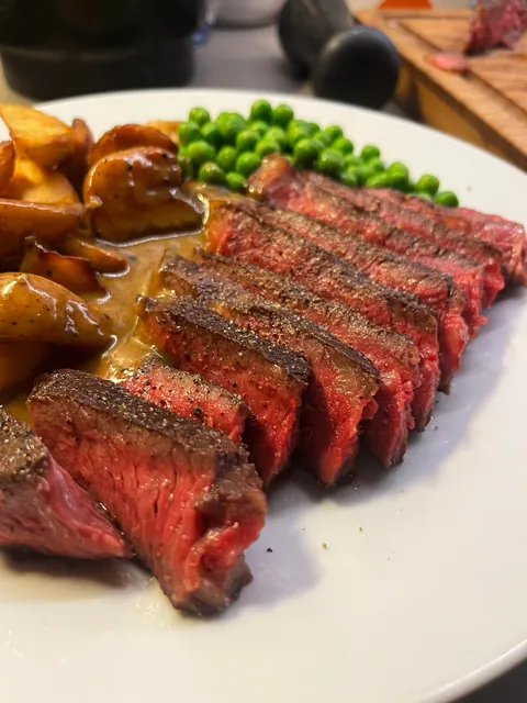 [Homemade] Steak, potato, peas &amp; peppercorn sauce