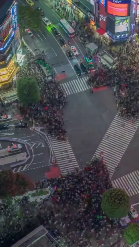 Shibuya Scramble Crossing in Tokyo, Japan. 3000 people crossing at a time.