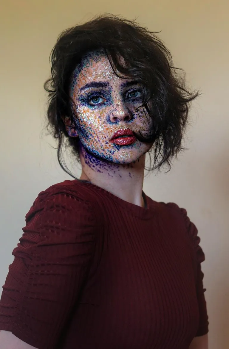 Pointillism makeup very inspired by Neo-impressionists such as Georges Seurat and Van Gogh