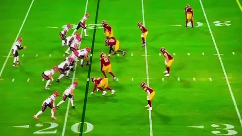 [Highlight] Burrow scrambles then the Bengals OL clears a lane for the Commanders DL