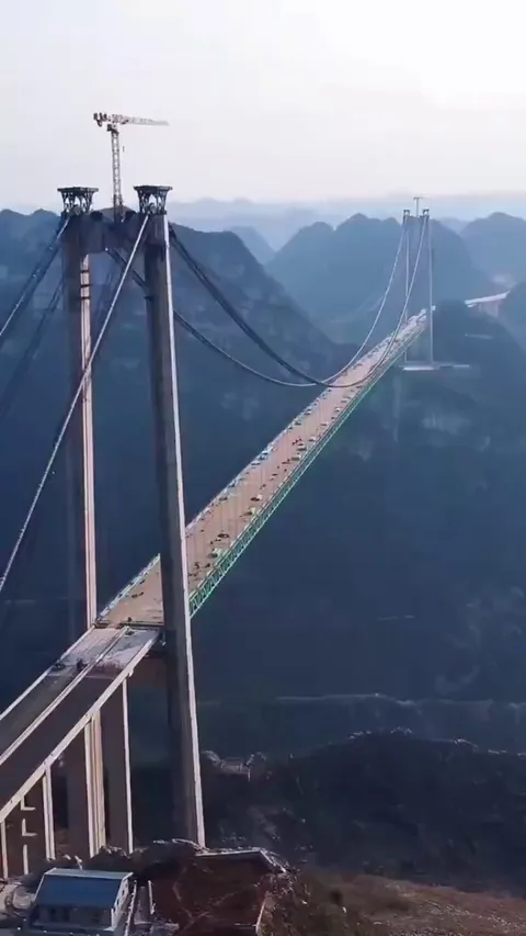 The world's tallest bridge - almost ready In China, a giant bridge over the Huajiang Canyon is being completed. It will shorten the journey from an hour to a minute - over a chasm 625 meters deep.