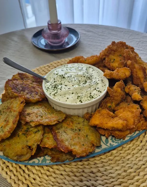[Homemade] Röszti, fried chicken bites and sour cream dip.