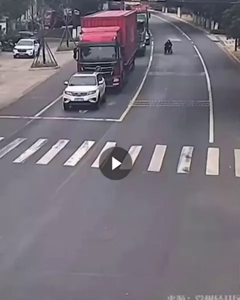 An old man in a wheelchair was pushed nearly a kilometer by a truck. Luckily, a motorcyclist discovered and rescued him.