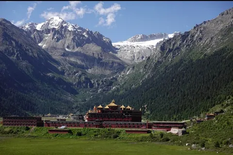 Visited a Tibetan monastery located in a secluded Sichuan valley