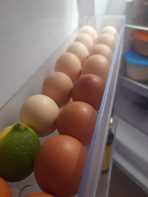 The colour gradient of the eggs in my fridge 