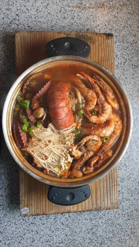 [Homemade] Spicy Korean Seafood Stew (meuntang)