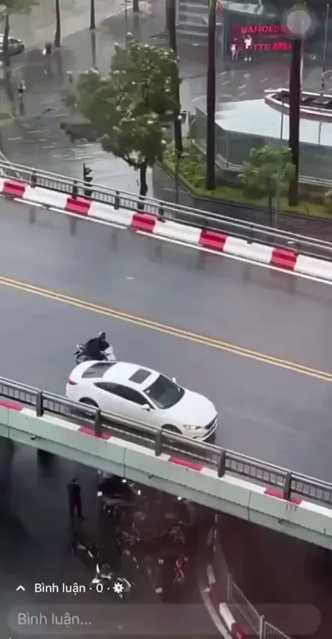 During the super typhoon in Vietnam, many car drivers drove very slowly to shield motorbikes and people from the strong wind