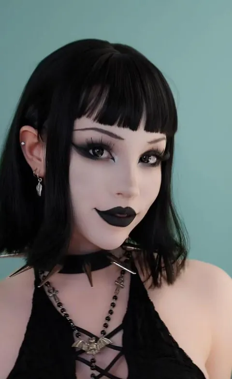 Goth mommy appreciation post 🖤🕷️