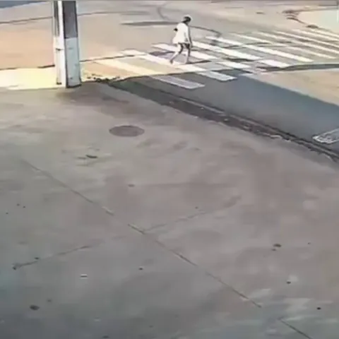 Biker saves itself by rolling out of the way of the truck