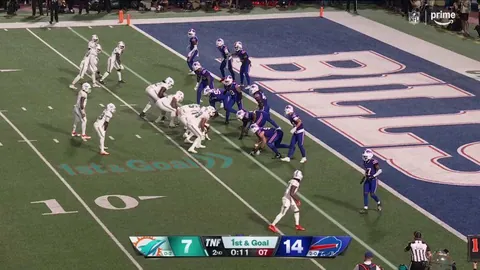 [Highlight] Waddle's TD celebration caps off a 70+ yard drive for Miami just before half